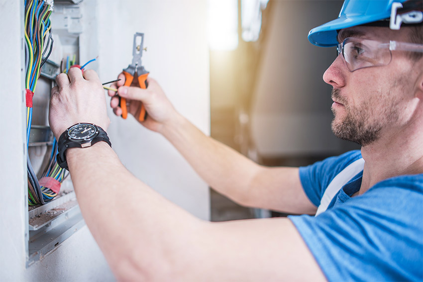 Electrician in fuseboard